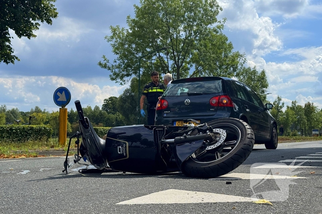 Scooterrijder zwaargewond bij botsing met auto