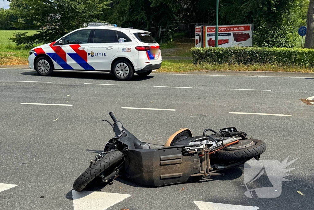 Scooterrijder zwaargewond bij botsing met auto