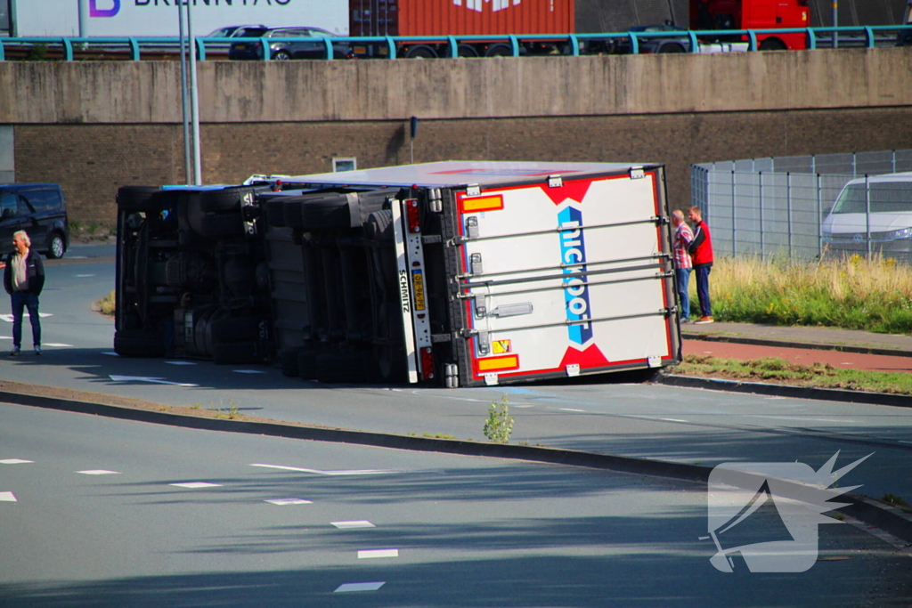 Vrachtwagen slaat om