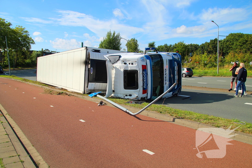 Vrachtwagen slaat om