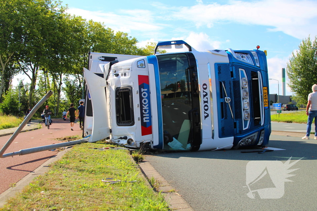 Vrachtwagen slaat om