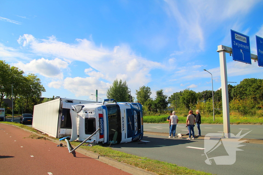 Vrachtwagen slaat om