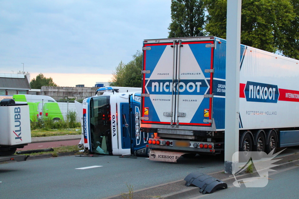 Vrachtwagen slaat om