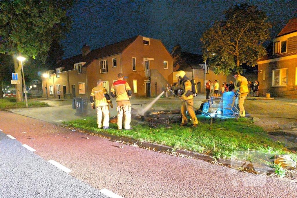 Brandend grofvuil snel geblust