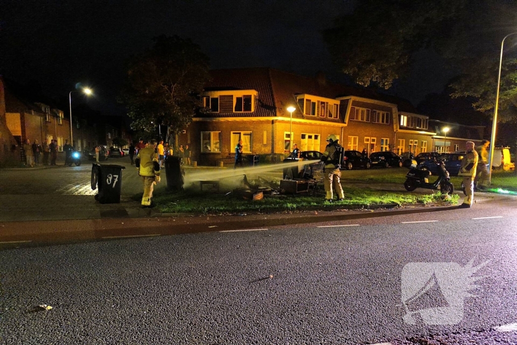 Brandend grofvuil snel geblust