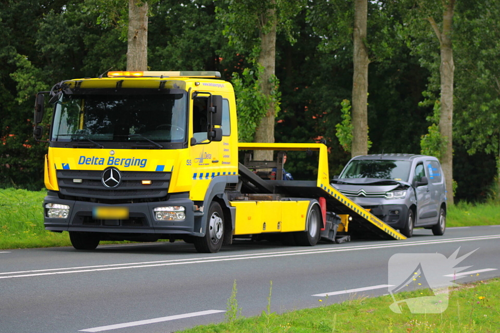 Bestelbus botst op voorganger