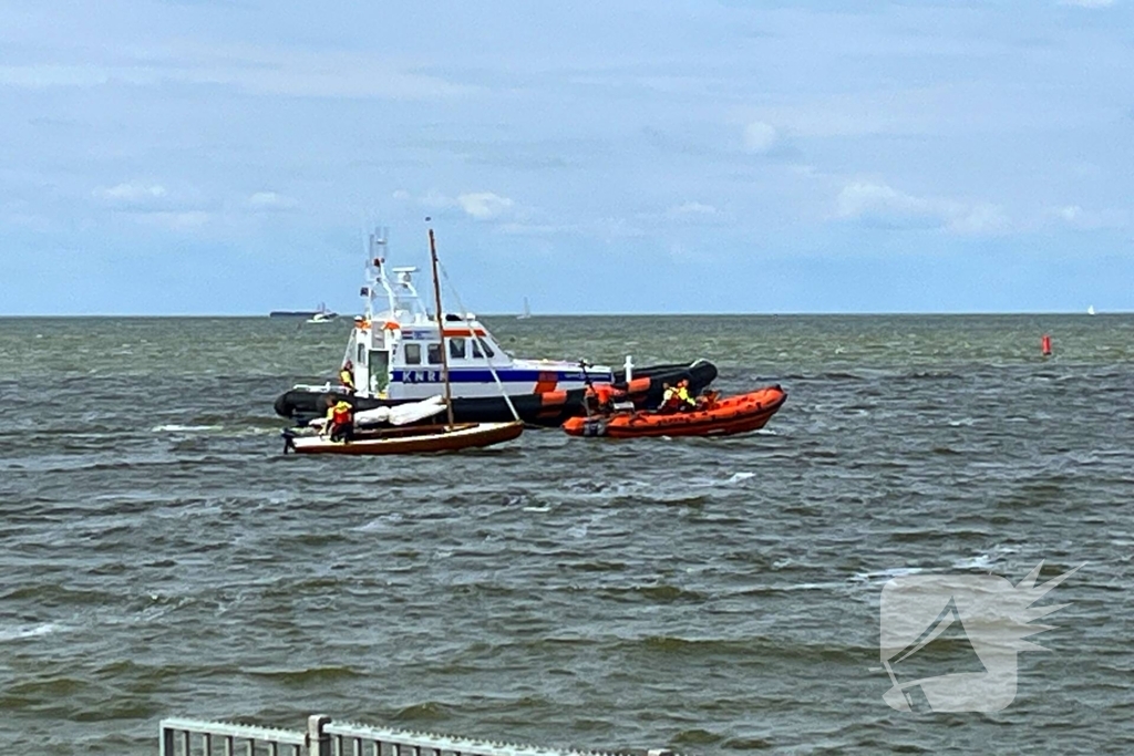 Boot gevaarlijk dicht bij rotspartij