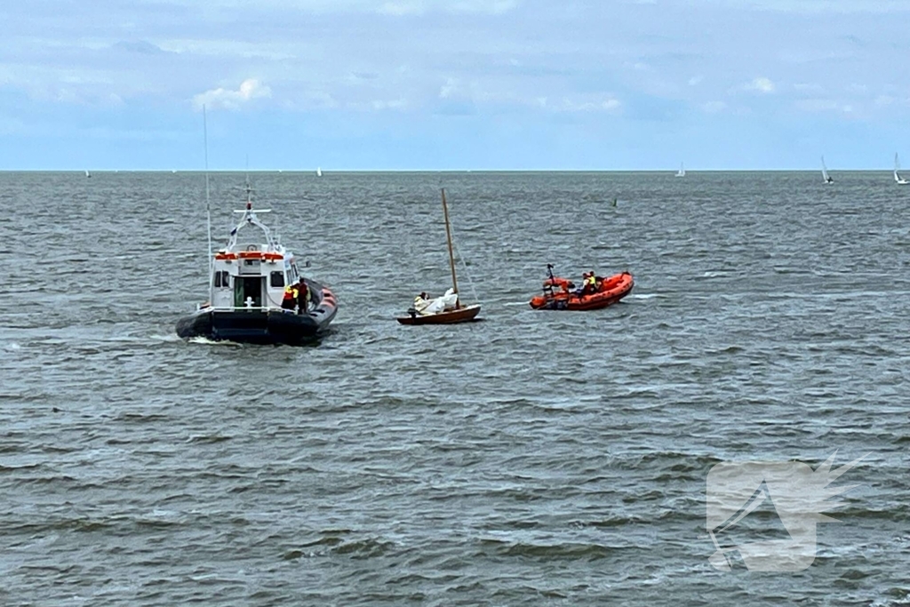 Boot gevaarlijk dicht bij rotspartij