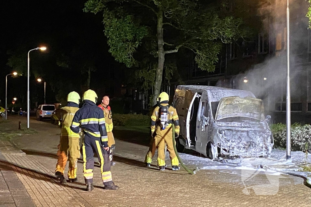 Bestelbus gaat in vlammen op