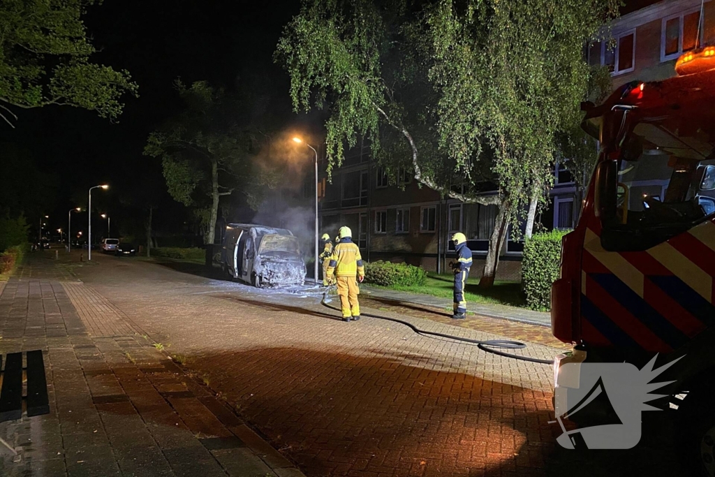 Bestelbus gaat in vlammen op