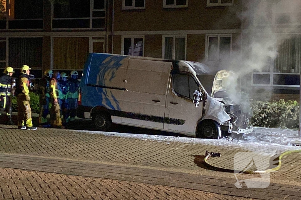Bestelbus gaat in vlammen op