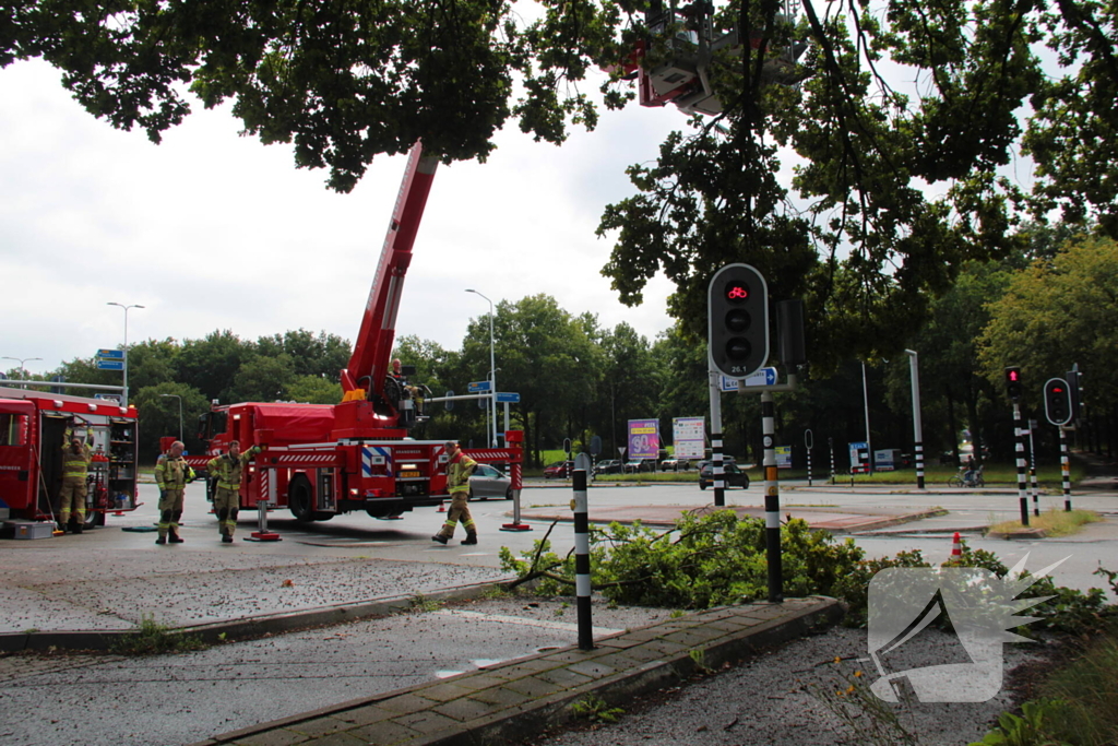 Provinciale weg deels afgesloten door stormschade