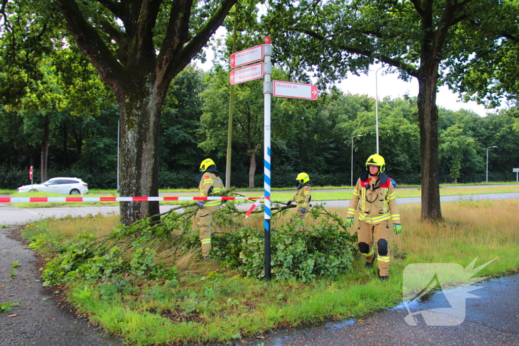 Provinciale weg deels afgesloten door stormschade