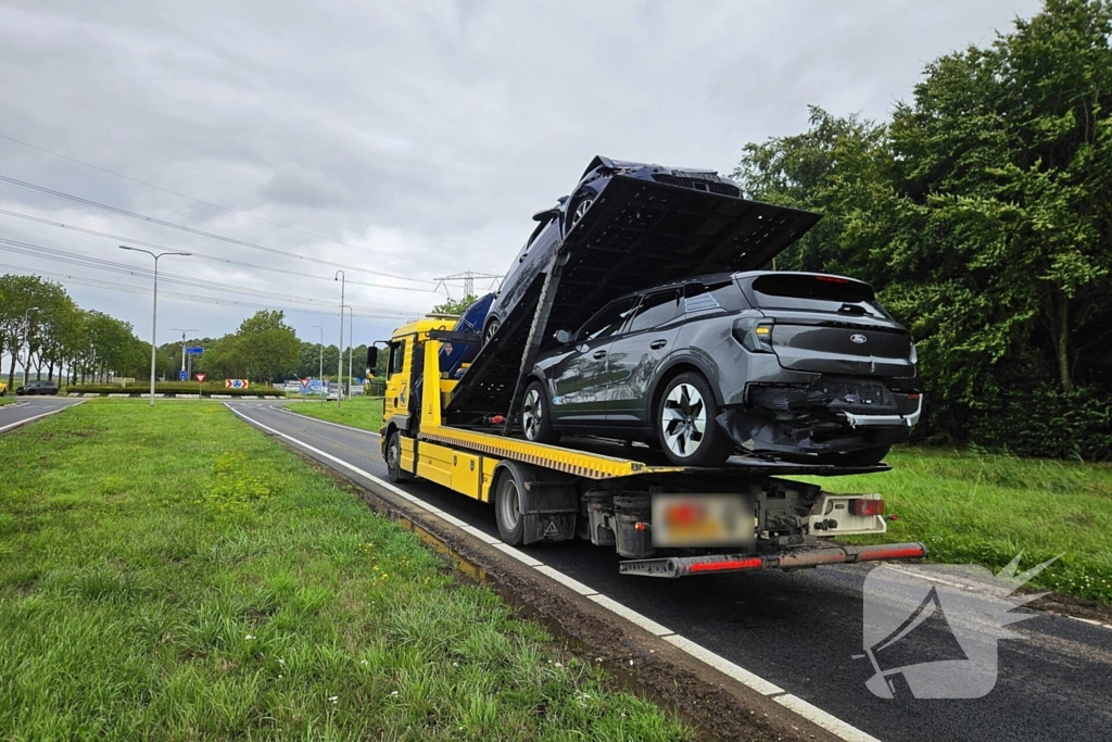 Voertuigen afgesleept na botsing