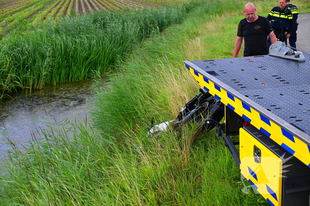 Motor belandt in het water
