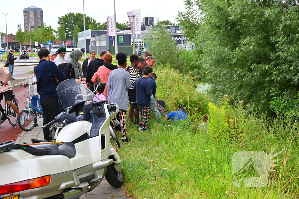 Vrouw door omstanders en politie uit water gered