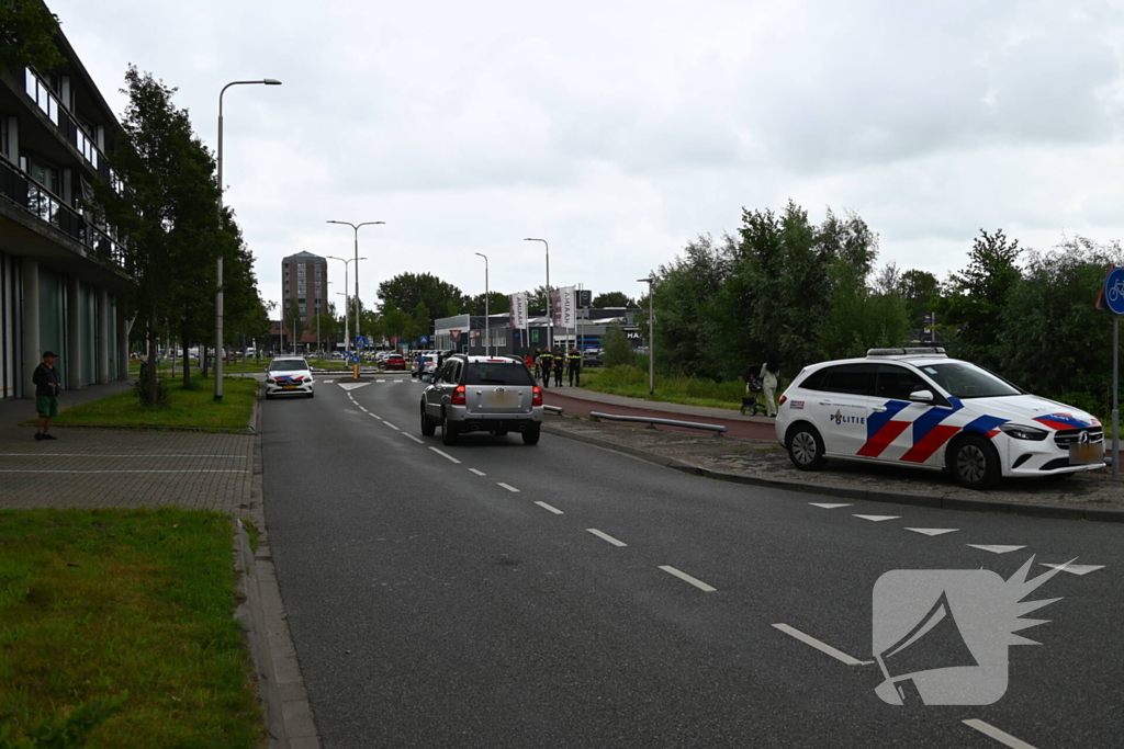 Vrouw door omstanders en politie uit water gered