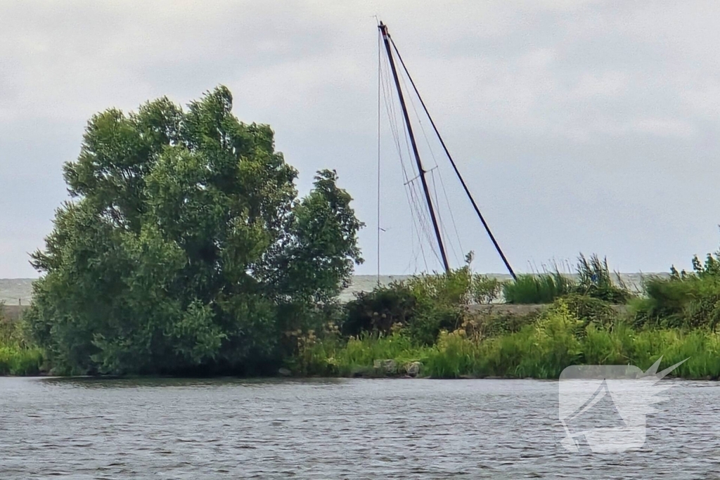 Schip in nood roept hulp in