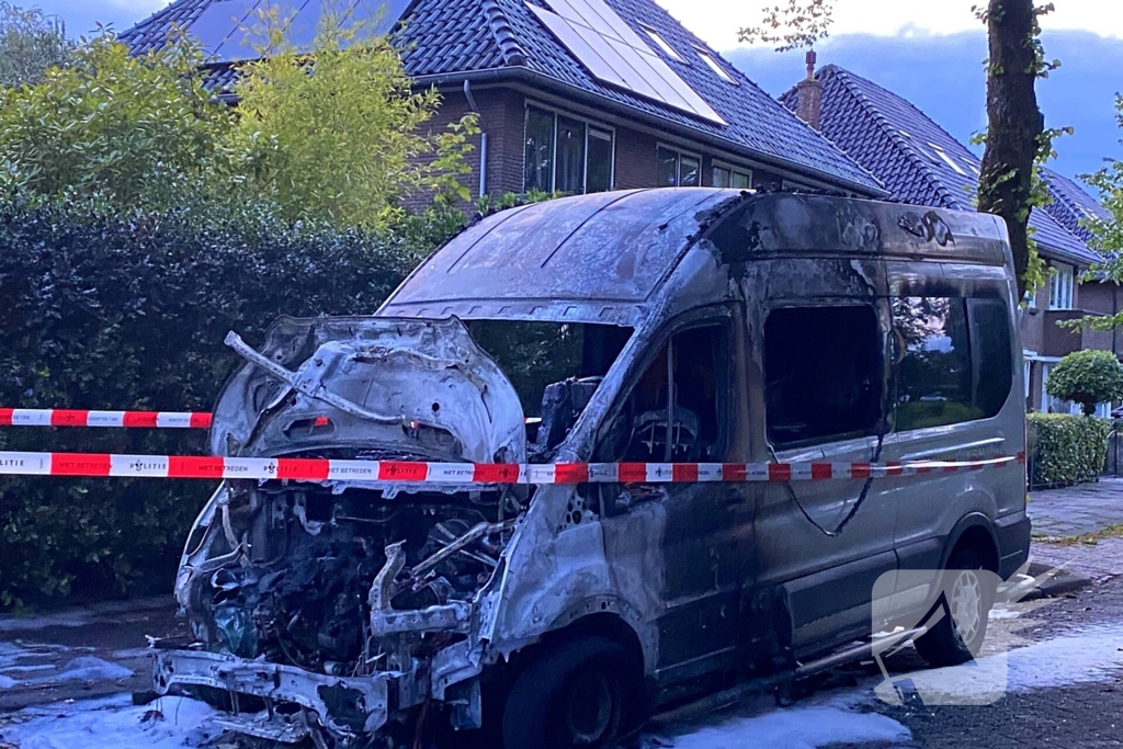 Taxibus volledig in vlammen op