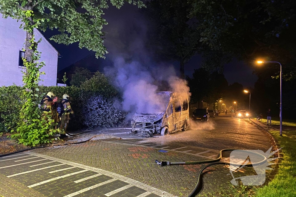 Taxibus volledig in vlammen op