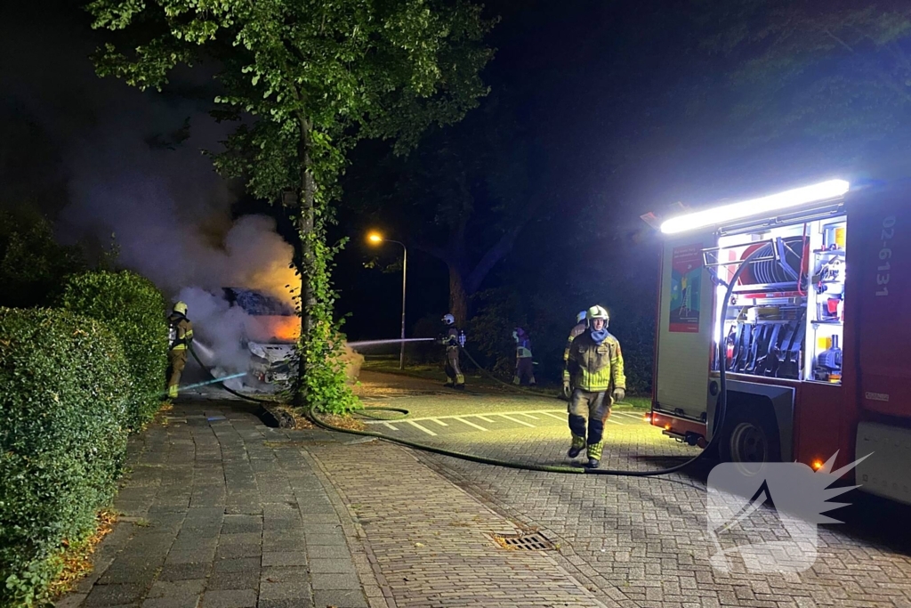 Taxibus volledig in vlammen op