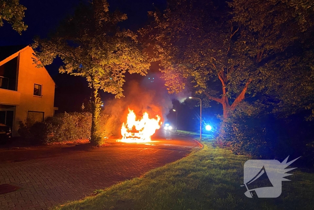 Taxibus volledig in vlammen op