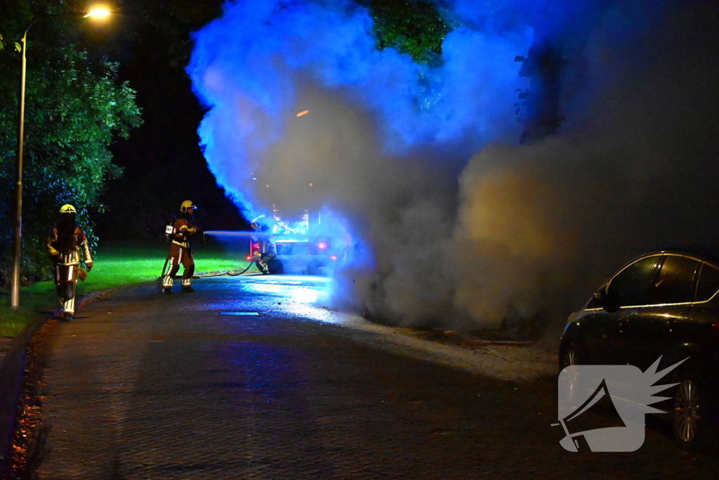 Taxibus volledig in vlammen op