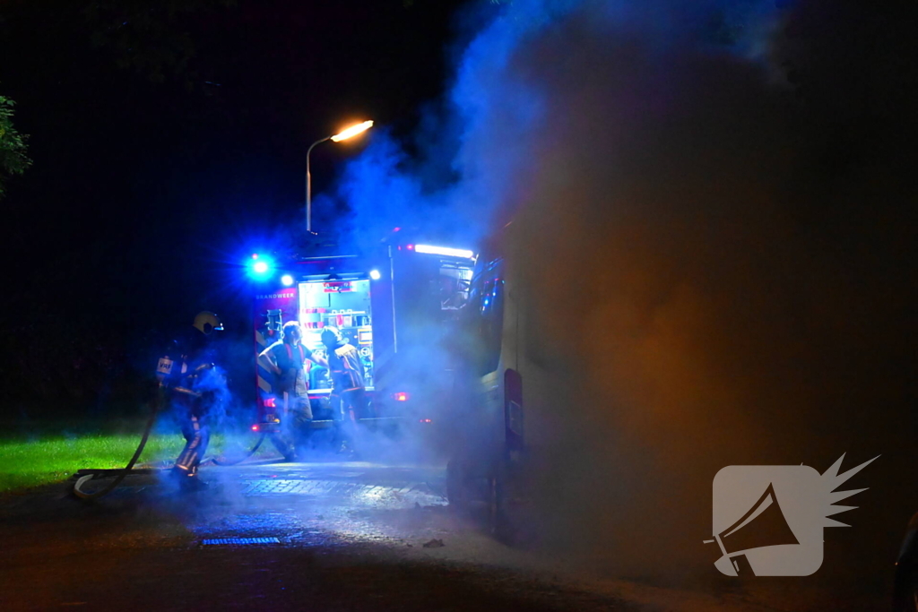 Taxibus volledig in vlammen op