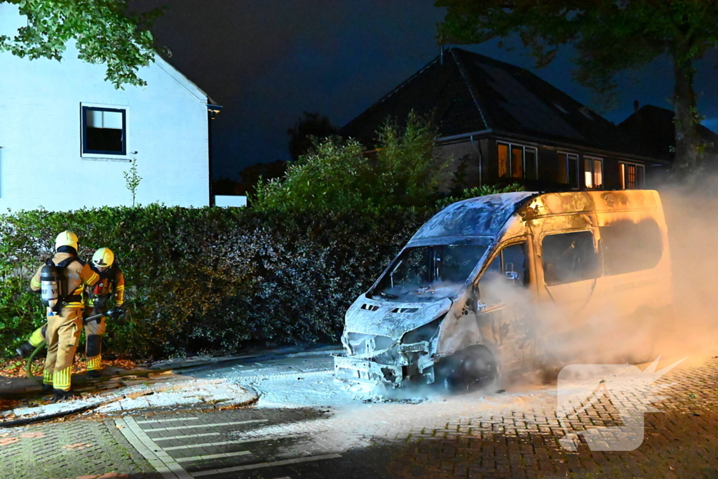 Taxibus volledig in vlammen op