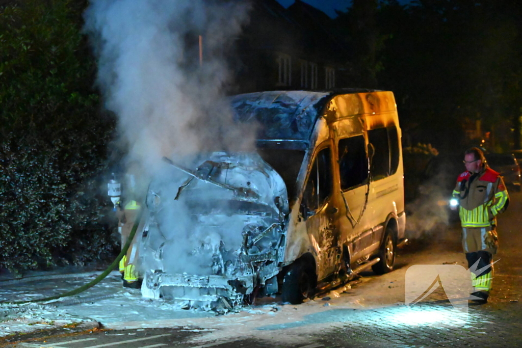 Taxibus volledig in vlammen op