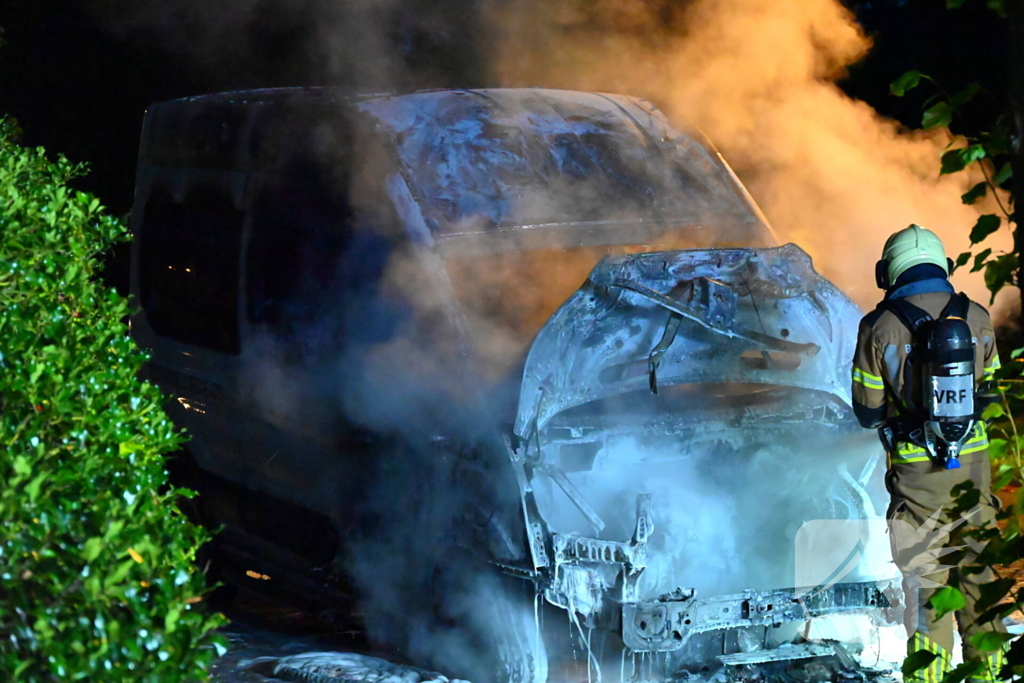 Taxibus volledig in vlammen op