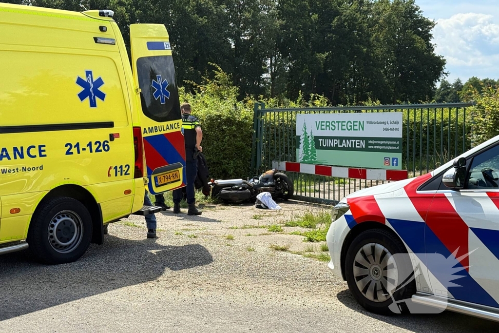 Motorrijder gewond na aanrijding met hekwerk