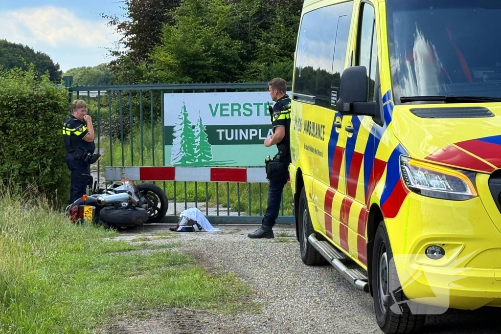 Motorrijder gewond na aanrijding met hekwerk