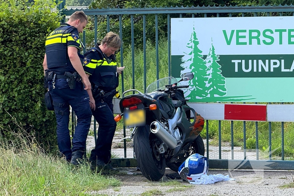 Motorrijder gewond na aanrijding met hekwerk