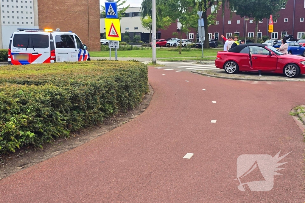 Auto botst met scooter op fietspad
