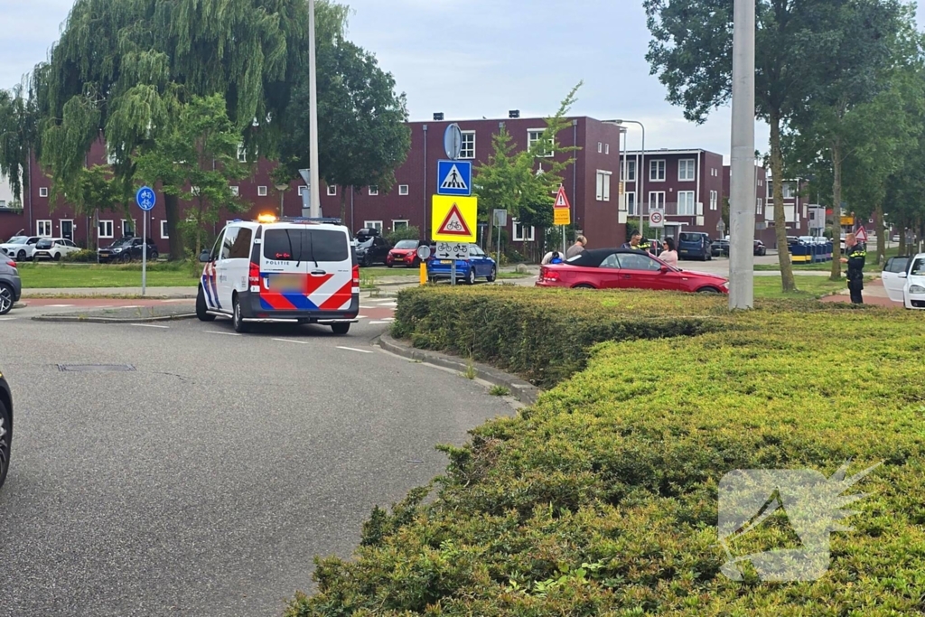 Auto botst met scooter op fietspad