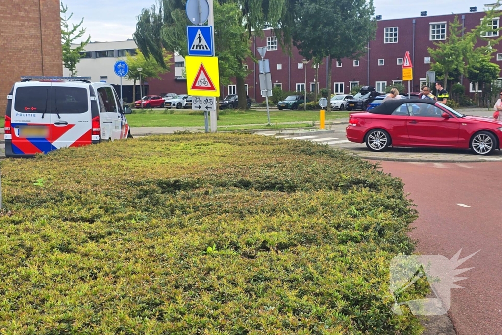 Auto botst met scooter op fietspad