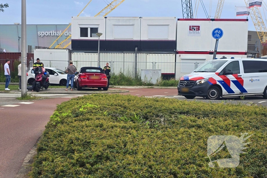 Auto botst met scooter op fietspad
