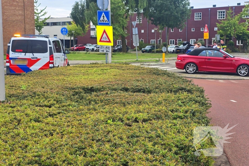 Auto botst met scooter op fietspad