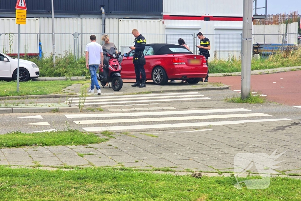 Auto botst met scooter op fietspad