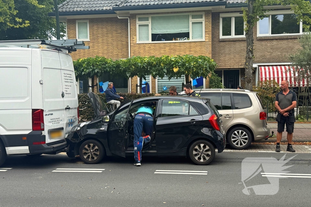 Aanrijding met letsel tussen auto en bestelbus