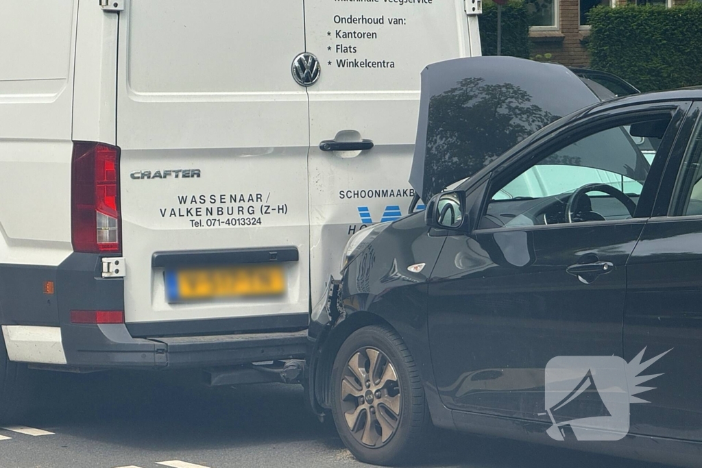 Aanrijding met letsel tussen auto en bestelbus