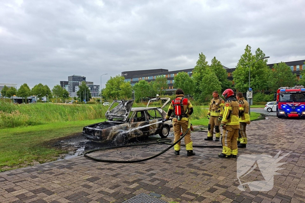 Auto in vlammen opgegaan