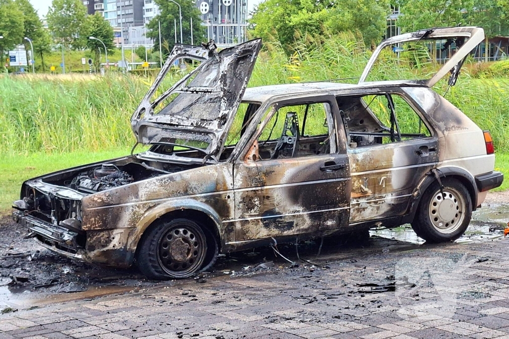 Auto in vlammen opgegaan
