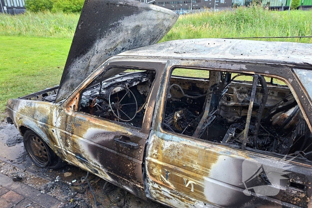 Auto in vlammen opgegaan