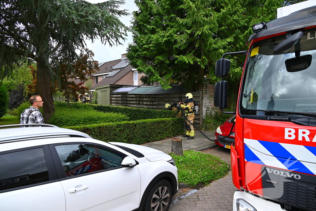 Brandweer blust brand in bijgebouw