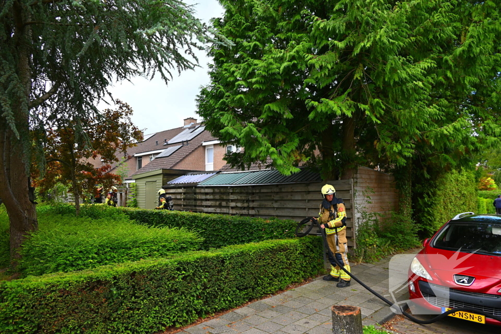 Brandweer blust brand in bijgebouw