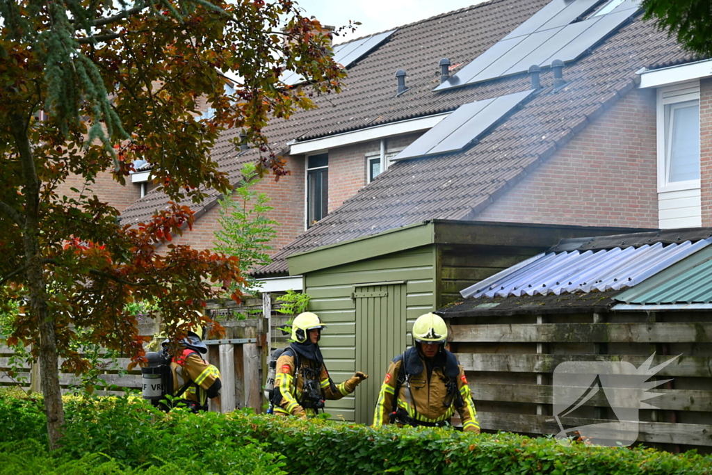 Brandweer blust brand in bijgebouw