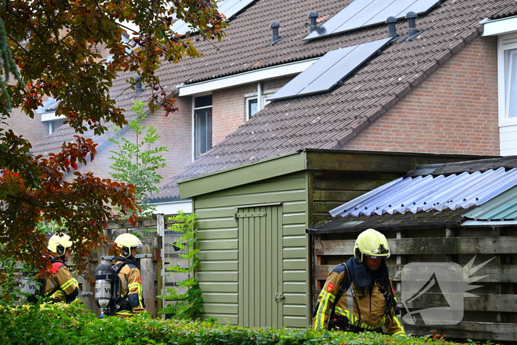 Brandweer blust brand in bijgebouw