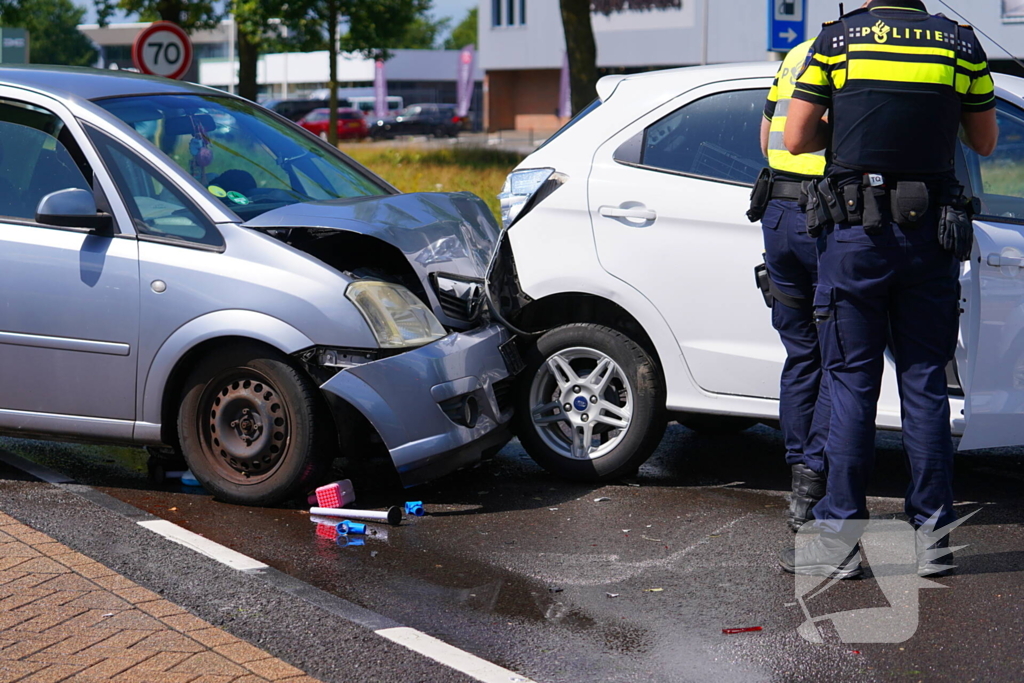 Flinke schade en gewonde bij botsing tussen twee auto's